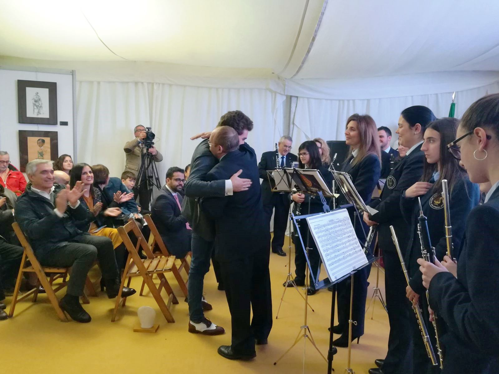 Salvador Rojo hace entrega de su pasodoble dedicado al homenajeado Gines Marín