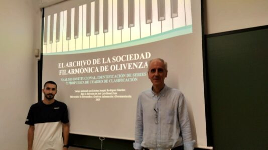 Esteban Joaquín Rodríguez Sánchez, vecino de Olivenza, ha querido basar su TFG de sus estudios de «Grado en Información y Documentación» de la Universidad de Extremadura, en el archivo de La Filarmónica de Olivenza