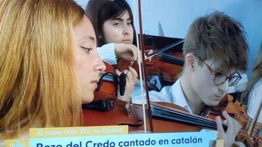 Orgullo filarmónico: ¡Nuestra compañera Luna Chacón toca ante el Papa León XIV!